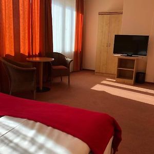 Zimmer mit Kingsize-Bett